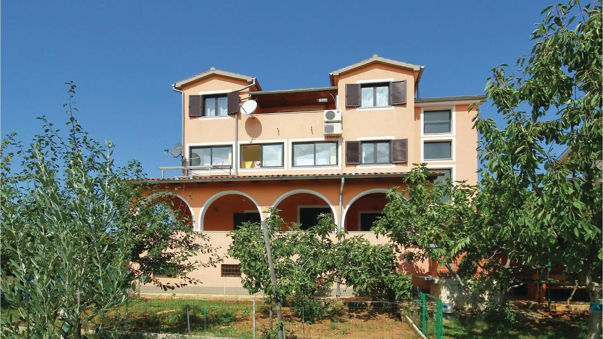 2 Bedroom Amazing Apartment In Zbandaj